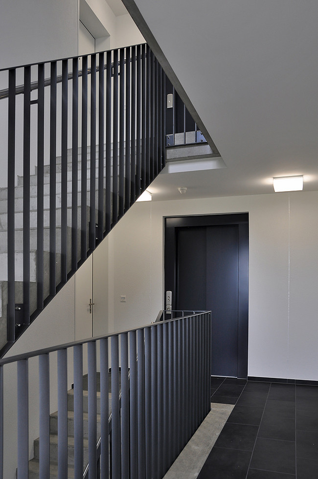 725_17_Neubau_Mehrfamilienhaus_Muenchenbuchsee_Treppenhaus.jpg