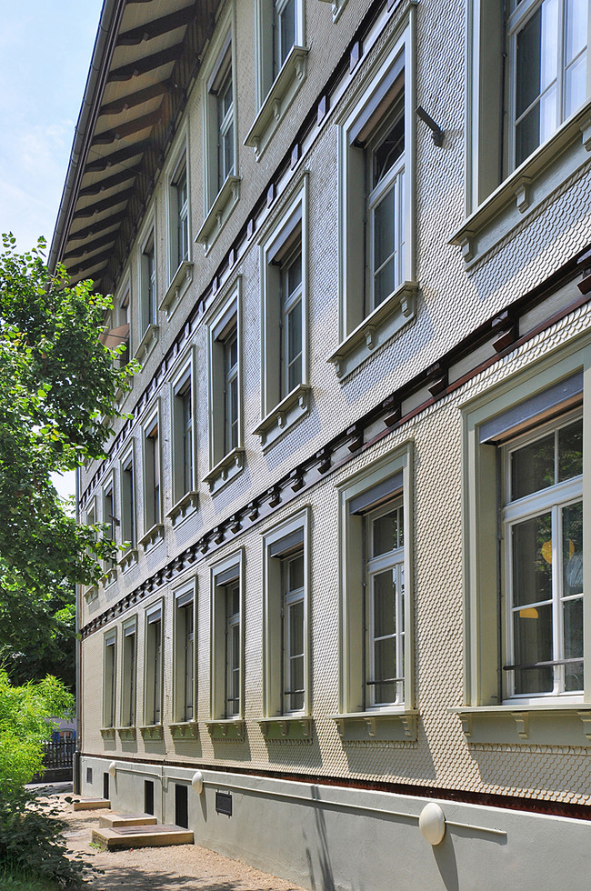 721_02_Sanierung_Gebaeudeunterhalt_Volkschule_Laengasse_Tuermli_Schindelfassade.jpg