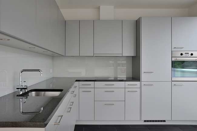 725_07_Neubau_Mehrfamilienhaus_Muenchenbuchsee_Kueche_Attika_silber.jpg