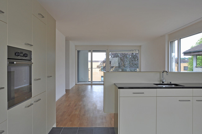 725_10_Neubau_Mehrfamilienhaus_Muenchenbuchsee_Kueche_Wohnen_gelb.jpg