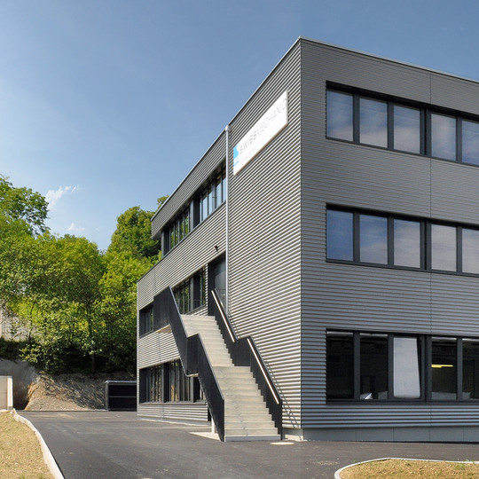 739_00_01_UEbersichtsbild_Gewerbehaus_Ausbildungszentrum_Swissmechanic_Muenchenbuchsee.jpg
