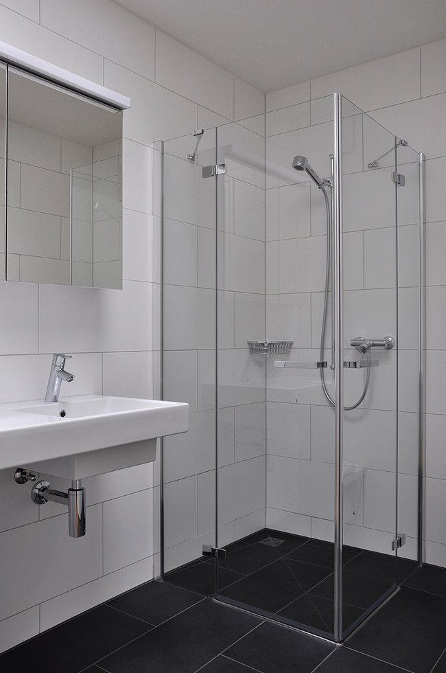 725_05_Neubau_Mehrfamilienhaus_Muenchenbuchsee_Dusche_Attika.jpg