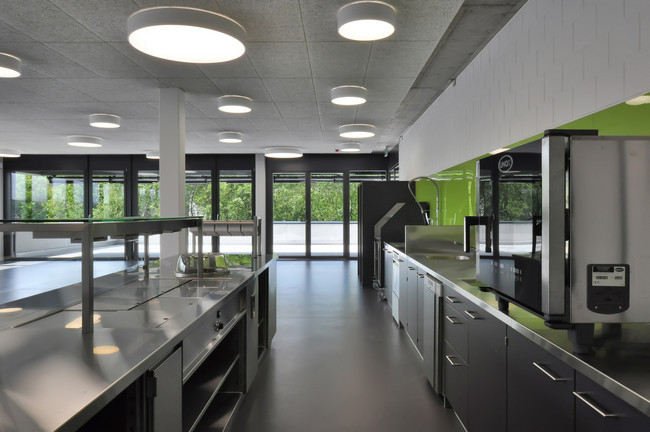 739_05_Neubau_Gewerbehaus_Ausbildungszentrum_Swissmechanic_Muenchenbuchsee.jpg